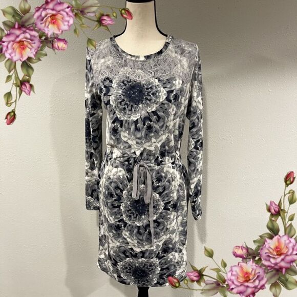 Long sleeve floral dress with lace details - Picture 1 of 13